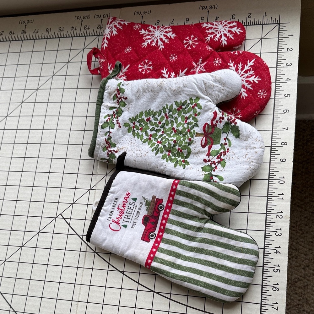 Lot of 3 Christmas Oven Mitts – Sur La Table Snowflake + Farmhouse Holiday